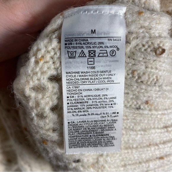 Old Navy Ruffle Sleeve Chunky Knit Oatmeal Sweater size Medium M 742590 - Picture 8 of 9